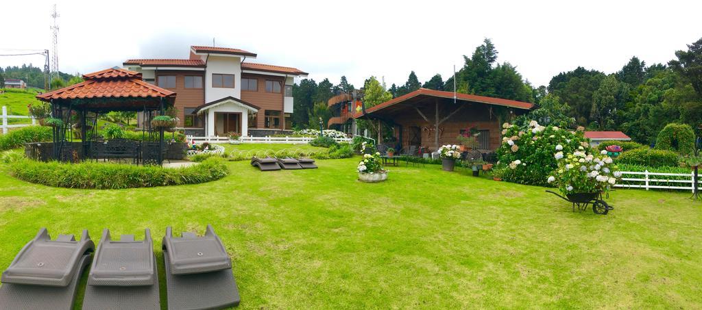 Altura Hotel Poasito エクステリア 写真